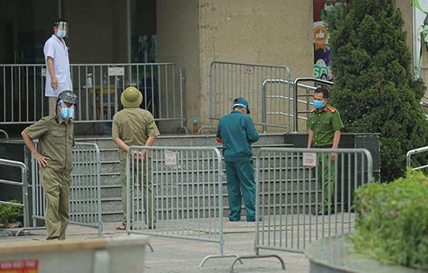 Lực lượng chức năng phong tỏa Chung cư Sunrise Building 3A trưa 15/6. Ảnh: Đ.T. /VnExpress