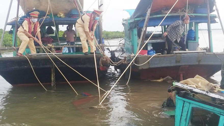 Tổ công tác Thuỷ đoàn I phối hợp cùng người dân trục vớt tàu của anh Hoàng.