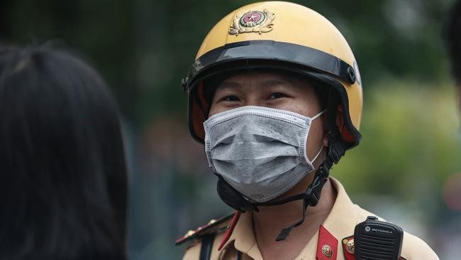 Đại úy CSGT dùng xe chuyên dụng chở thí sinh đến điểm thi đúng vào 'phút 89'