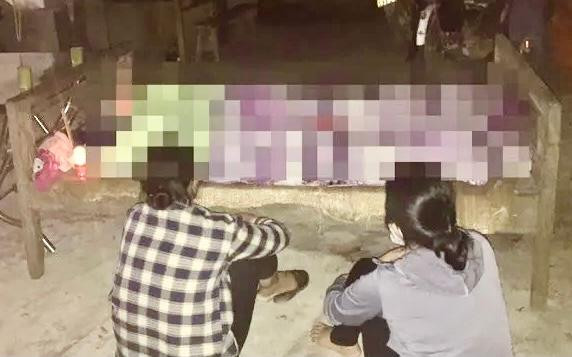 Thi thể hai chị em được người dân đưa lên bờ để tổ chức lo hậu sự