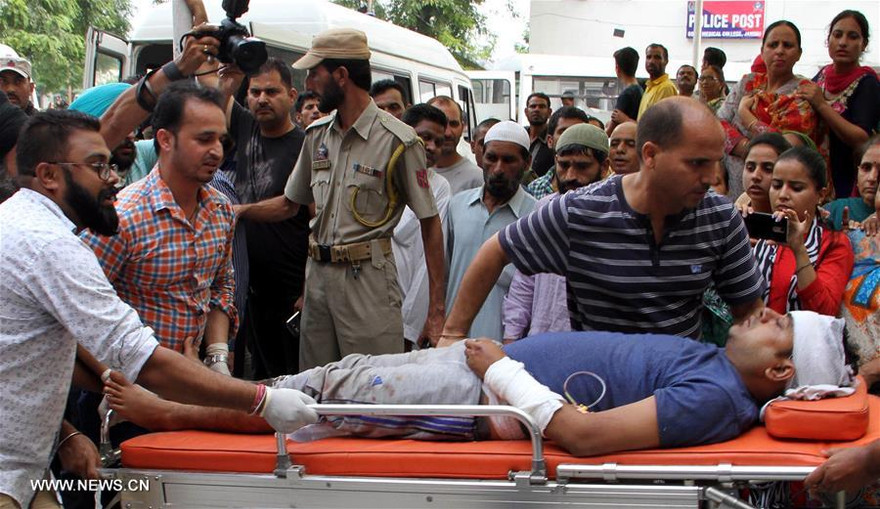 Người bị thương trong vụ tai nạn xe buýt được chuyển đến bệnh viện. Ảnh: Tân Hoa Xã