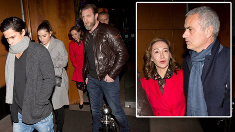 Mourinho đưa vợ con đi ăn mừng chiếc cúp đầu tiên với M.U