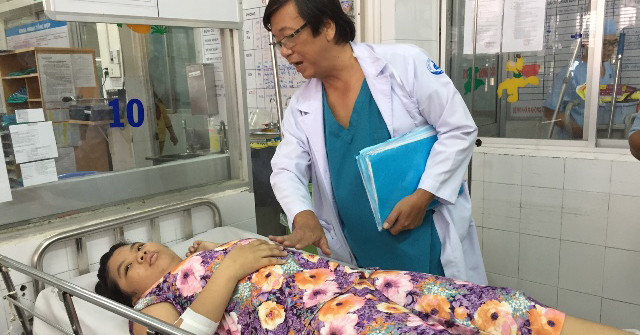 Bác sĩ Hiếu thăm khám cho em Trâm, hiện đang tiếp tục theo dõi tại Bệnh viện Nhi đồng 1 TPHCM sau ca mổ lấy khối u vùng đảo tụy. Ảnh: Quốc Ngọc.