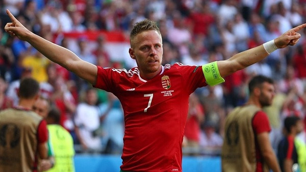 Balazs Dzsudzsak ghi bàn cho Hungary từ một pha đá phạt trực tiếp.