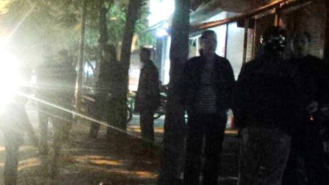 Rất đông người tò mò ra xem vụ việc. Ảnh: CTV