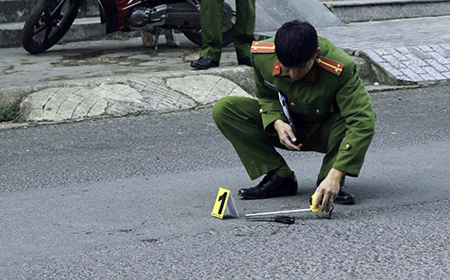 Cảnh sát khám nghiệm hiện trường.