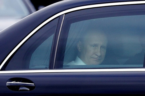 Đoàn xe Tổng thống Vladimir Putin bị đe dọa đánh bom. Ảnh: Tass.