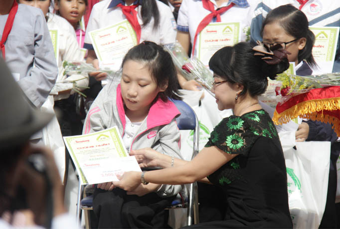 Nhà báo Hoàng Thiên Nga trao học bổng đặc biệt cho em Nguyễn Thị Minh.