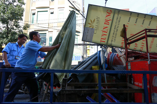 Lực lượng đô thị quận 3 đi dẹp vỉa hè. Ảnh: Thành Nguyễn.