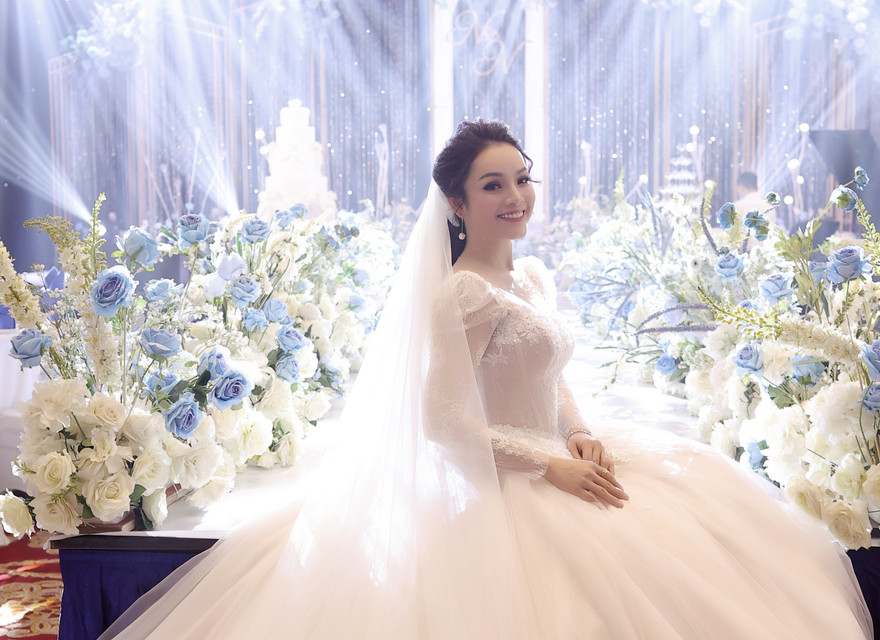 Ca sĩ Tân Nhàn bất ngờ đám cưới với Phó Giáo sư trẻ