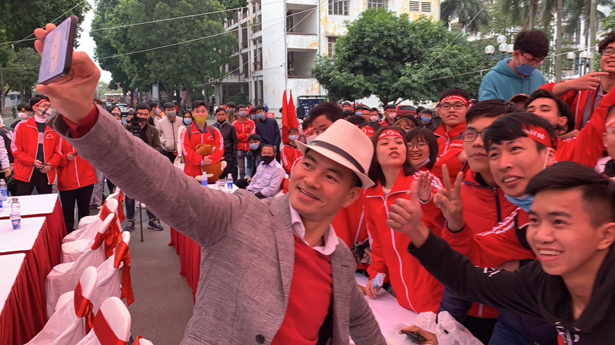 NSƯT Xuân Bắc đốt nóng không khí tại ĐH Bách Khoa