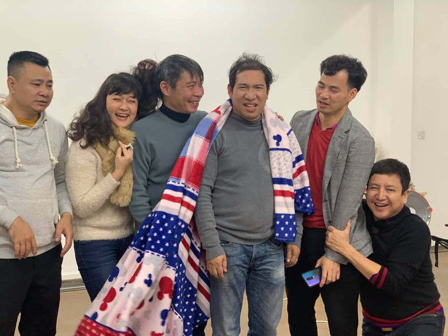 Nghệ sĩ đủ kiểu tạo dáng ở hậu trường tập luyện Táo quân 2021