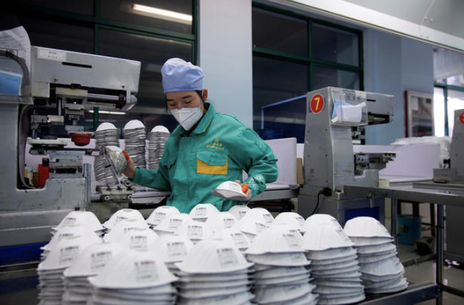 Một nhà máy khẩu trang ở Thượng Hải, Trung Quốc. (Ảnh: Reuters)