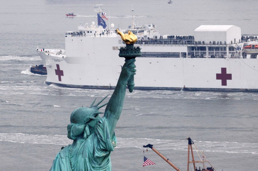 Tàu bệnh viện Hải quân Mỹ USNS Comfort cập cảng Manhattan ngày 30/3. (Ảnh: Reuters)