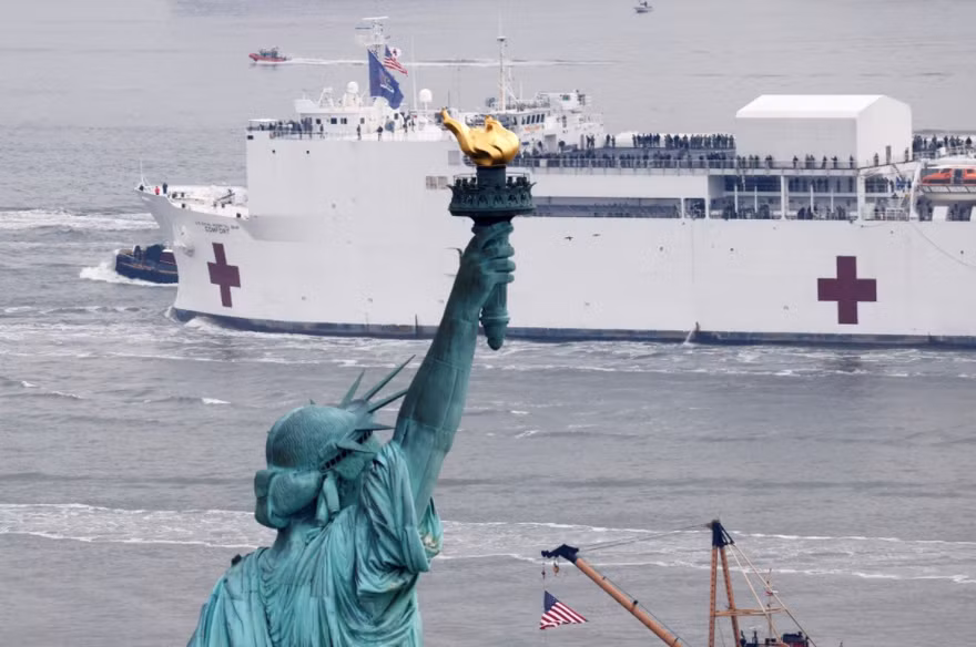 Tàu bệnh viện Hải quân Mỹ USNS Comfort cập cảng Manhattan ngày 30/3. (Ảnh: Reuters)
