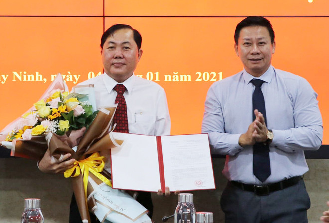 Ông Nguyễn Thanh Ngọc, Phó Bí thư Tỉnh ủy, Chủ tịch UBND tỉnh Tây Ninh (phải) trao quyết định cho Chánh Văn phòng UBND tỉnh Tây Ninh Trương Văn Hùng. Ảnh: X.V