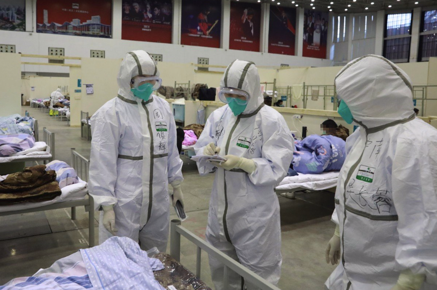 Các y bác sĩ đang làm việc ở tuyến đầu của dịch bệnh đối diện với rủi ro lớn. (Ảnh: XInhua) 