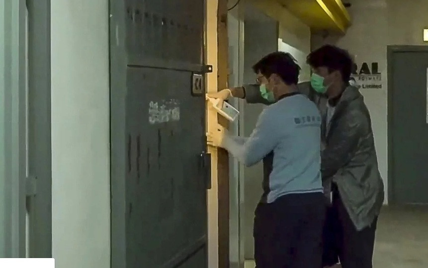 Khử trùng tại một ổ dịch ở Hong Kong. (Ảnh: SCMP)