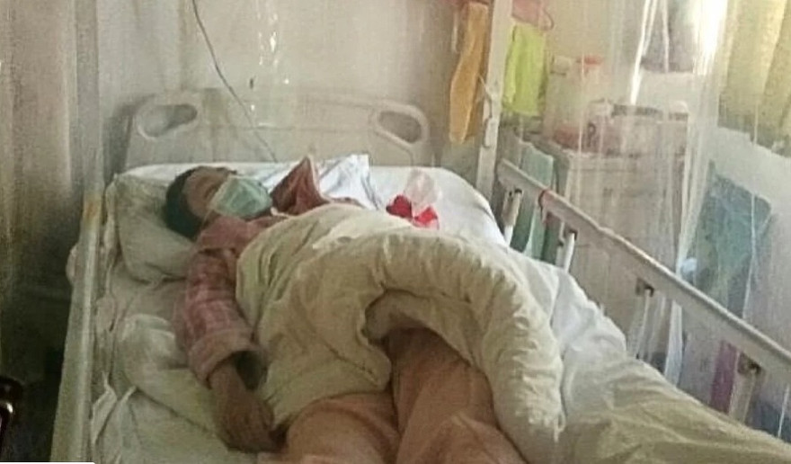 Cô sinh viên Wan Ruyi đang nằm trên giường chờ được điều trị ung thư tủy. (Ảnh: Weibo)