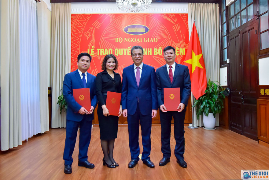 Thứ trưởng Ngoại giao Đặng Minh Khôi và các cán bộ mới được bổ nhiệm. (Ảnh: baoquocte)