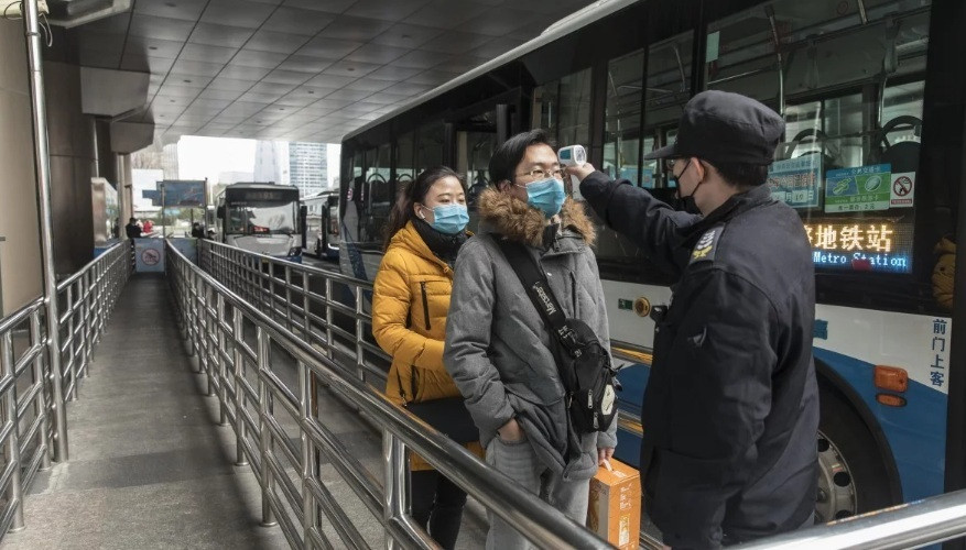 Kiểm tra thân nhiệt khách đi tàu ở Thượng Hải. (Ảnh: Bloomberg)