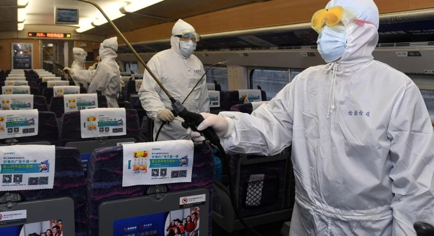 Khử trùng trên một tuyến tàu điện ngầm ở Nam Ninh, Trung Quốc. (Ảnh: Xinhua)