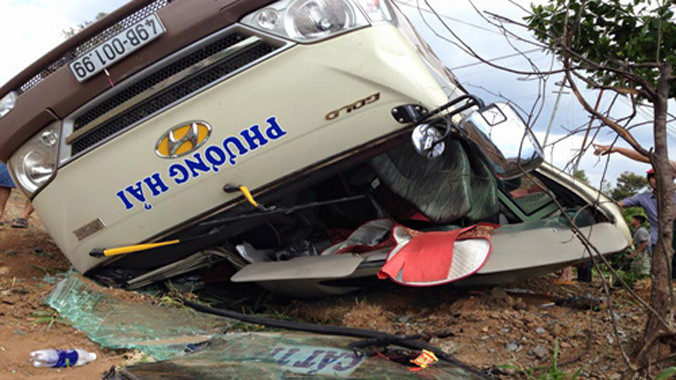 Chiếc xe khách 24 chỗ lật ngửa, biến dạng sau cú tông trực diện. Ảnh: Quốc Dũng.