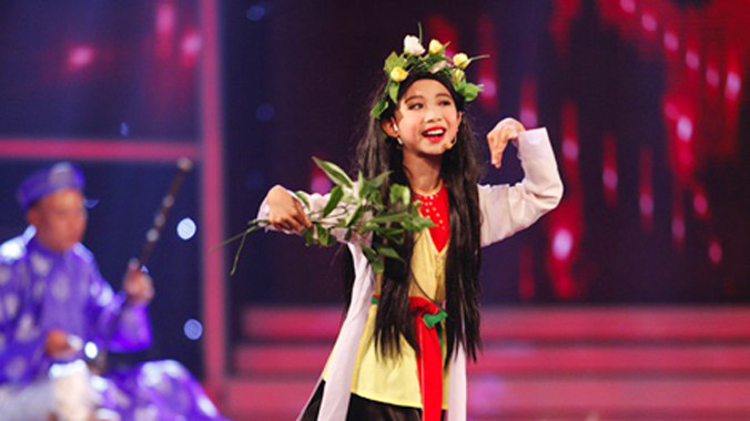 Cậu bé Đức Vĩnh trên sân khấu Tìm kiếm tài năng Việt Nam.