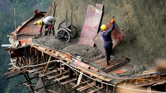 Rùng mình cảnh thi công kiểu 'thằn lằn leo' ở lưng chừng núi