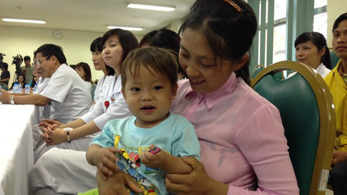 Bệnh nhi Vừ Mí Chá khỏe mạnh trong ngày xuất viện.