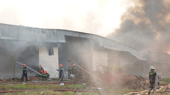 Lực lượng chức năng tích cực dập lửa.