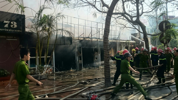 Hỏa hoạn thiêu rụi quán ăn và cửa hàng nội thất