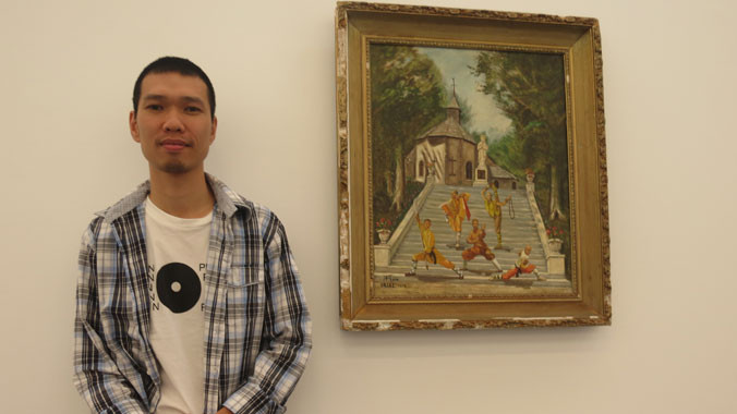 Nguyễn Mạnh Hùng bên bức “Trước nhà thờ”