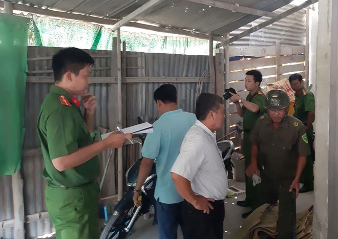 Cảnh sát khám nghiệm căn nhà nơi xảy ra sự việc