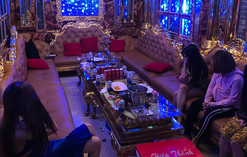 Tiếp viên tại nhà hàng Vương Anh