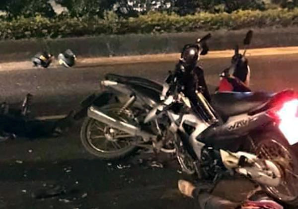 Hai cảnh sát cơ động cùng nam thanh niên bị thương tại hiện trường vụ tai nạn. Ảnh: Otofun. 