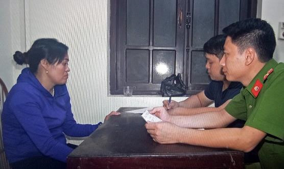 Cảnh sát lấy lời khai của Loan. Ảnh: Công an Hà Nam