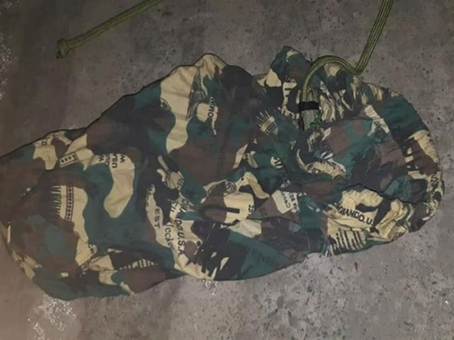 Chiếc túi vải nghi can tự chế trùm đầu tài xế xe ôm để cướp tài sản