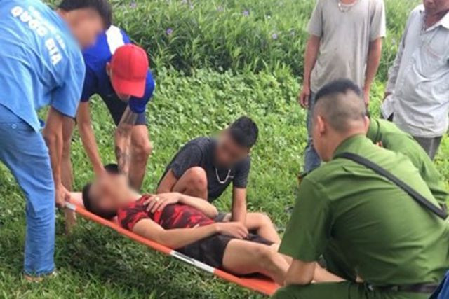 Nạn nhân được đưa đi bệnh viện cấp cứu