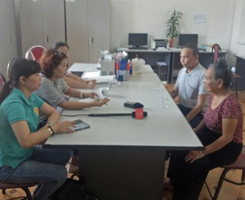 Gia đình nạn nhân trao đổi thông tin về vụ việc. Ảnh: VOV.