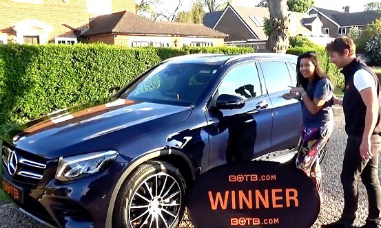  Lakshmi rất vui khi nhận được giải thưởng là một chiếc xe Mercedes.