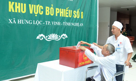 Bệnh nhân được bác sĩ hộ tống tới hòm phiếu thực hiện quyền lợi bầu cử công dân.