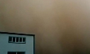 Bão cát “nuốt chửng” cả thành phố trong vài phút