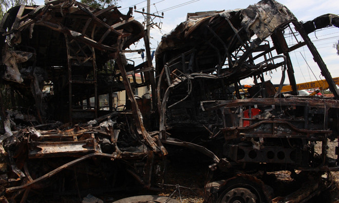 Hai chiếc xe khách cùng xe tải bị cháy rụi.