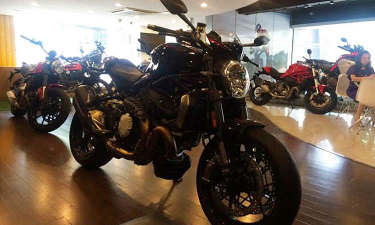 1200 R là mẫu naked-bike mạnh nhất của đại gia đình Monster nhà Ducati. Đây cũng là phiên bản Monster chính hãng trang bị động cơ công suất lớn nhất hiện nay để thay thế cho dòng 1200 và 1200S đình đám trước đây.