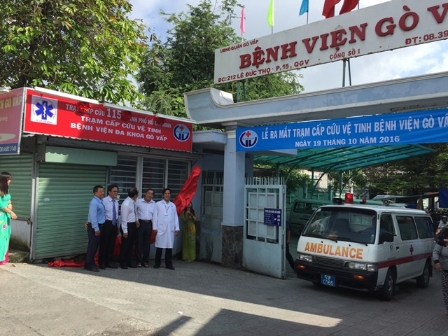 Lãnh đạo Sở Y tế TPHCM, Trung tâm Cấp cứu 115 và đại diện UBND quận Gò Vấp tại buổi khai trương Trạm cấp cứu vệ tinh thứ 11 tại Bệnh viện quận Gò Vấp. Ảnh: Quốc Ngọc 