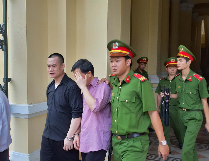Hai bị cáo sau phiên tòa hôm nay. Ảnh: Tân Châu