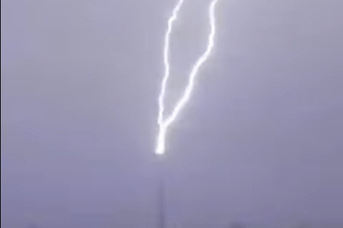 Sét đánh trúng đỉnh tòa nhà cao nhất thế giới Burj Khalifa.