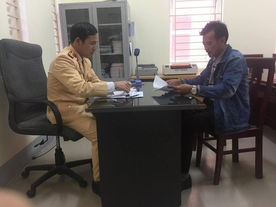 Tài xế Hoàng Văn Nghĩa đến trình diện và nhận hình phạt tại Phòng CSGT tỉnh Nghệ An.