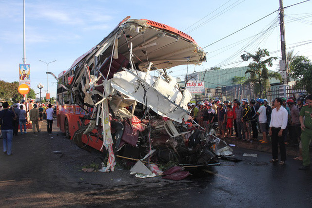 Vụ TNGT thảm khốc đã khiến 13 người chết, hơn 20 người bị thương (Ảnh: Phạm Hoàng.
